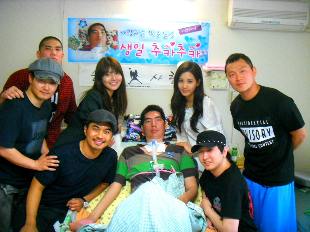 [PIC][24-11-2012]SooYoung và SeoHyun đến thăm HLV bóng rổ Park Seungil 0157C23E5094CEC22414D9