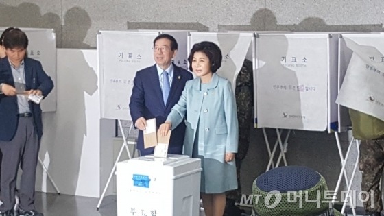 박원순"새로운 민주주의 위해 투표해 달라"..용산역서 사전투표 | 인스티즈