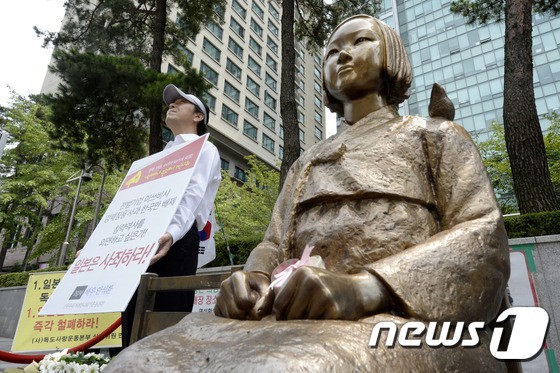 일본대사관 앞 1인 시위하는 배우.jpg | 인스티즈
