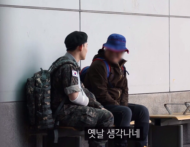 팔다친 군인이 전투화를 묶어달라고 부탁한다면? | 인스티즈