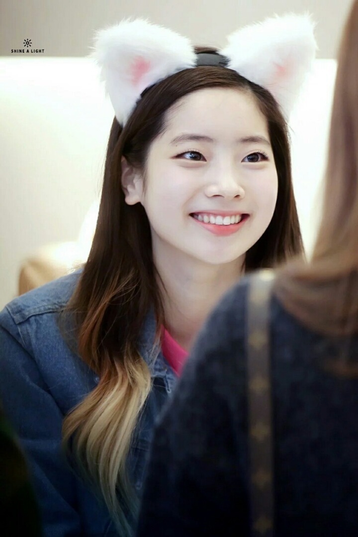 [트와이스] 찹쌀떡을 볼에 붙이고 다니는 다현이 | 인스티즈