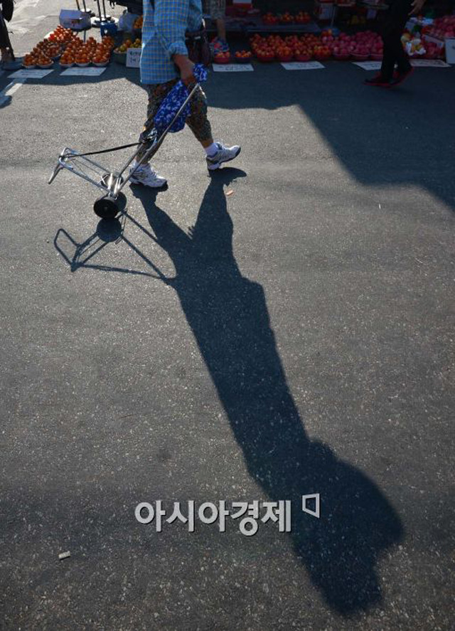 물가에앉아 이미지