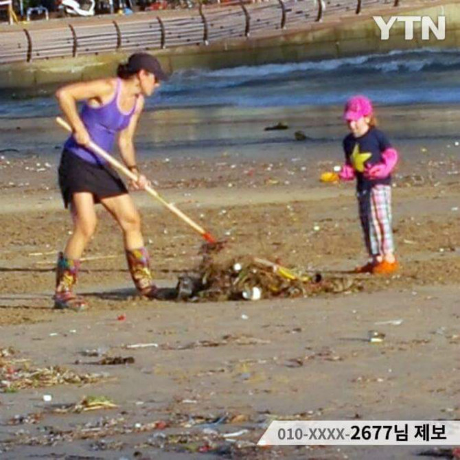 해운대를 치우는 외국인 모녀 | 인스티즈