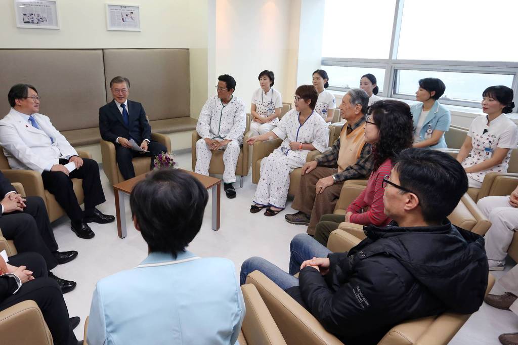 보호자없는 환자 안심병원 찾은 오늘자 문재인 .jpg | 인스티즈
