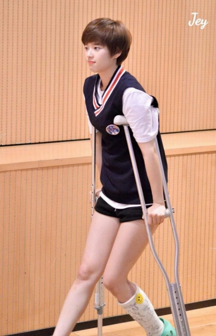 정법에서 다친후 목발짚는 트와이스 정연 | 인스티즈