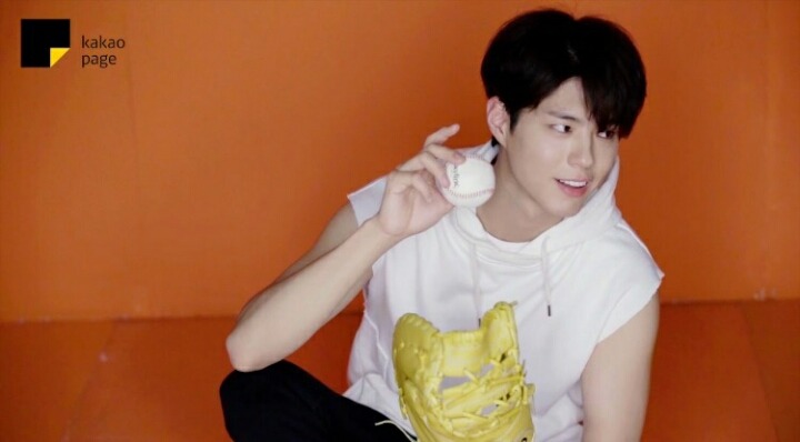 자기가 찍은 광고 사진 가져가는 박보검.gif | 인스티즈