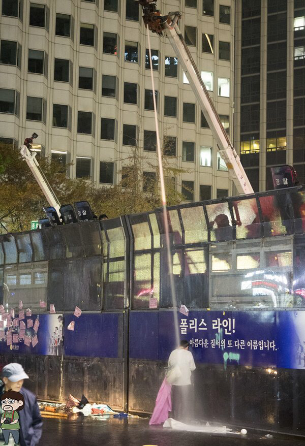흙오이 방지를 위한 물대포 직빵으로 쏘는 경찰들 박제 | 인스티즈