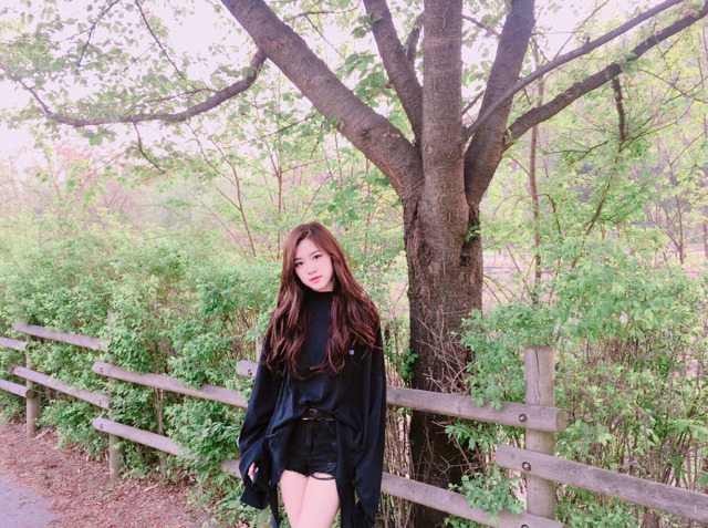 데뷔 후 처음 한 흑발 잘어울리는 로제 인스타 사진들 | 인스티즈