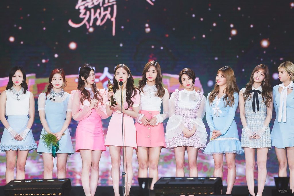 [트와이스] 2016년 활동으로 대상 트리플 크라운을 달성한 걸그룹 | 인스티즈