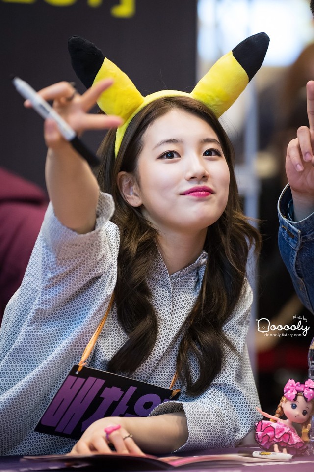 사인회에서 아이컨택 해주는 수지.gif | 인스티즈