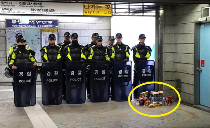 고생하는 의경 위해 간식 놓고가는 시민들 | 인스티즈