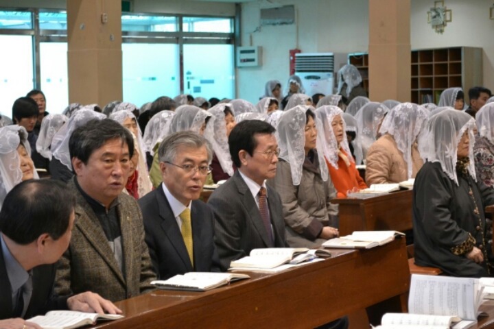 문재인 대통령 미사드리는 모습.jpg | 인스티즈