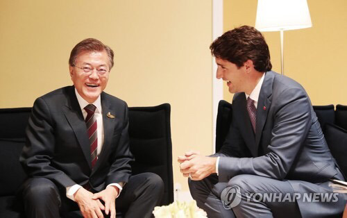 문재인 대통령과 트뤼도 총리의 약식회담.jpg | 인스티즈