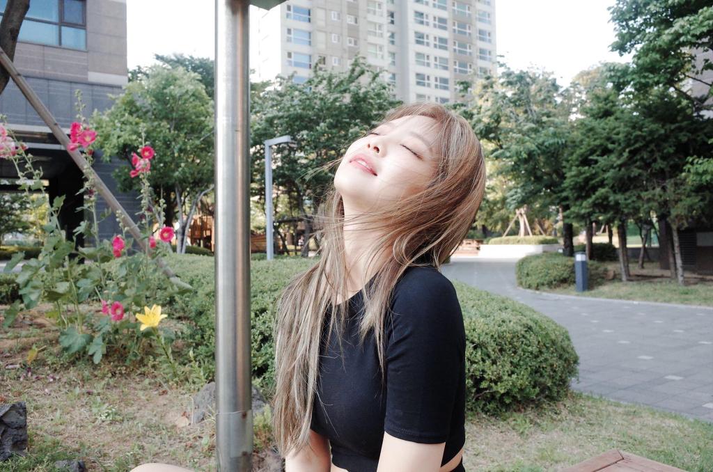 강아지 데리고 노는 블랙핑크 제니.jpg | 인스티즈