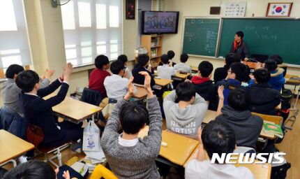 탄핵에 기뻐하는 우리나라의 미래들.jpg | 인스티즈