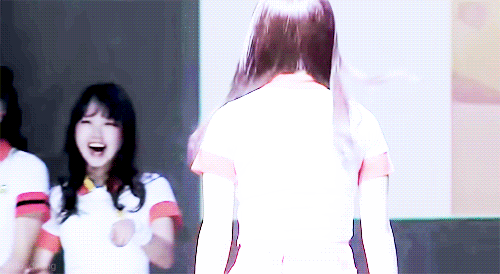 오늘 우주소녀 스케줄 하다가 VCR 화면에 아이오아이 가 나오자 눈을 못떼는 유연정.. | 인스티즈