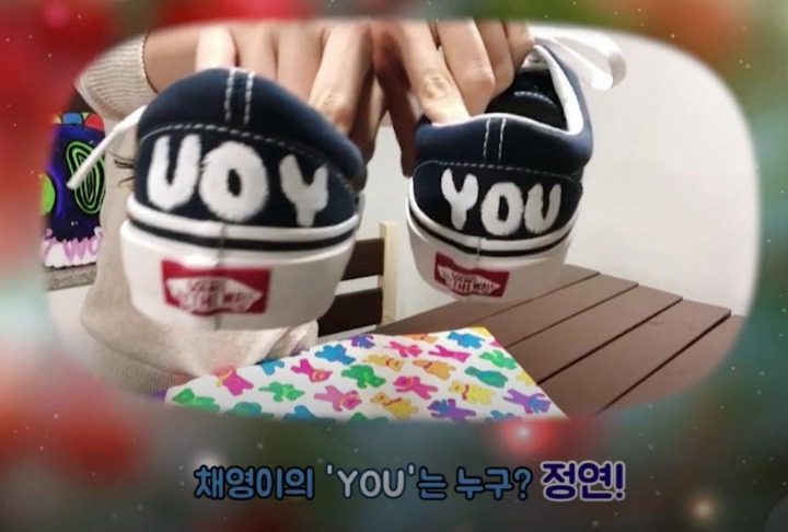 서로 선물을 주고받는 트와이스 .gif | 인스티즈