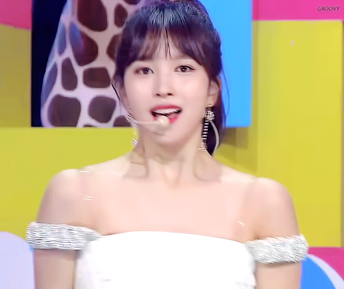 반묶음머리하고 레전드 찍은 트와이스 미나.gif | 인스티즈