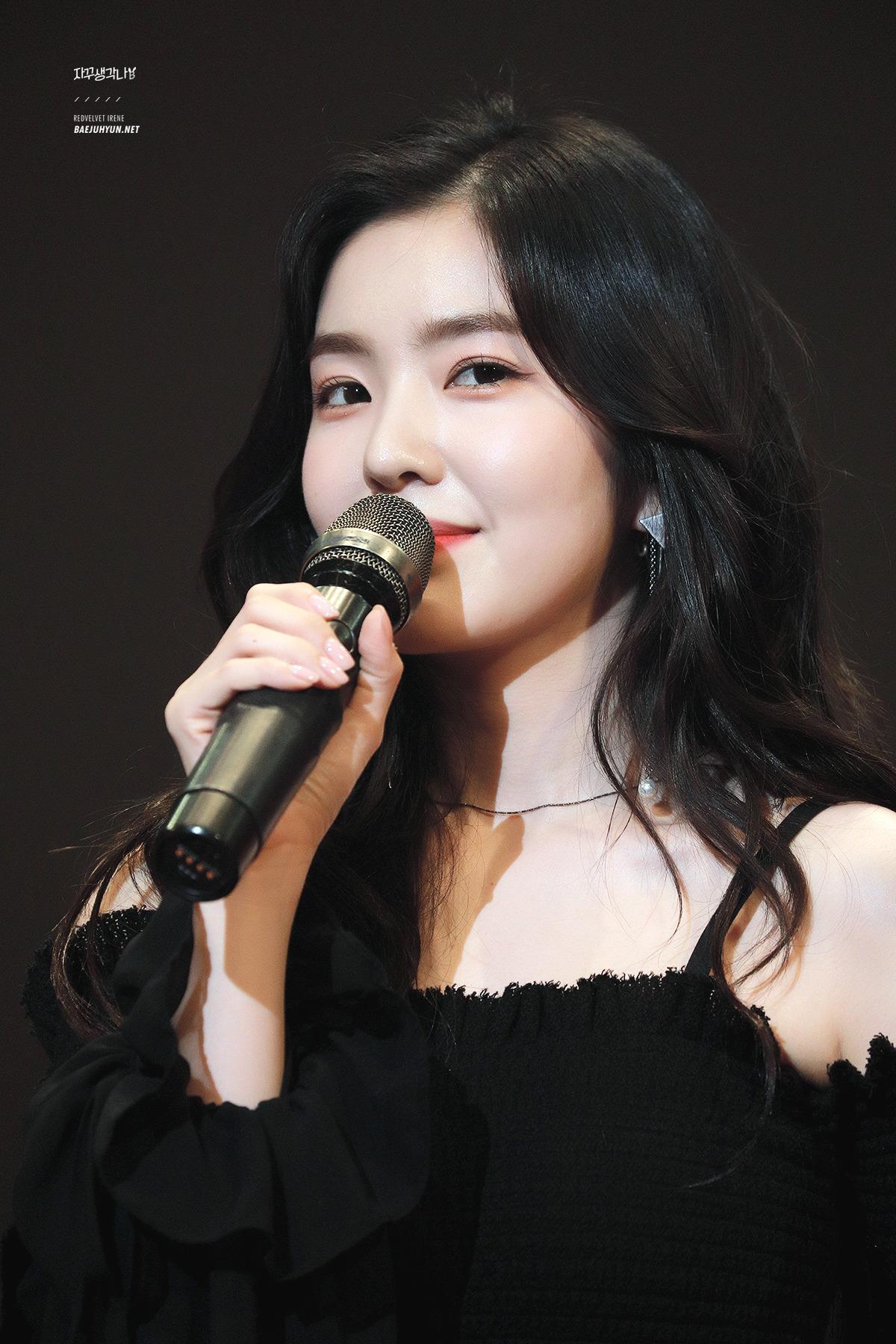 블랙오프숄더입은 레드벨벳 아이린.jpg | 인스티즈