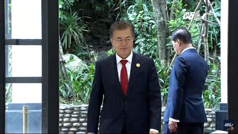 11/11 APEC 정상회의 본회의 세션에 참석한 문재인 대통령 | 인스티즈