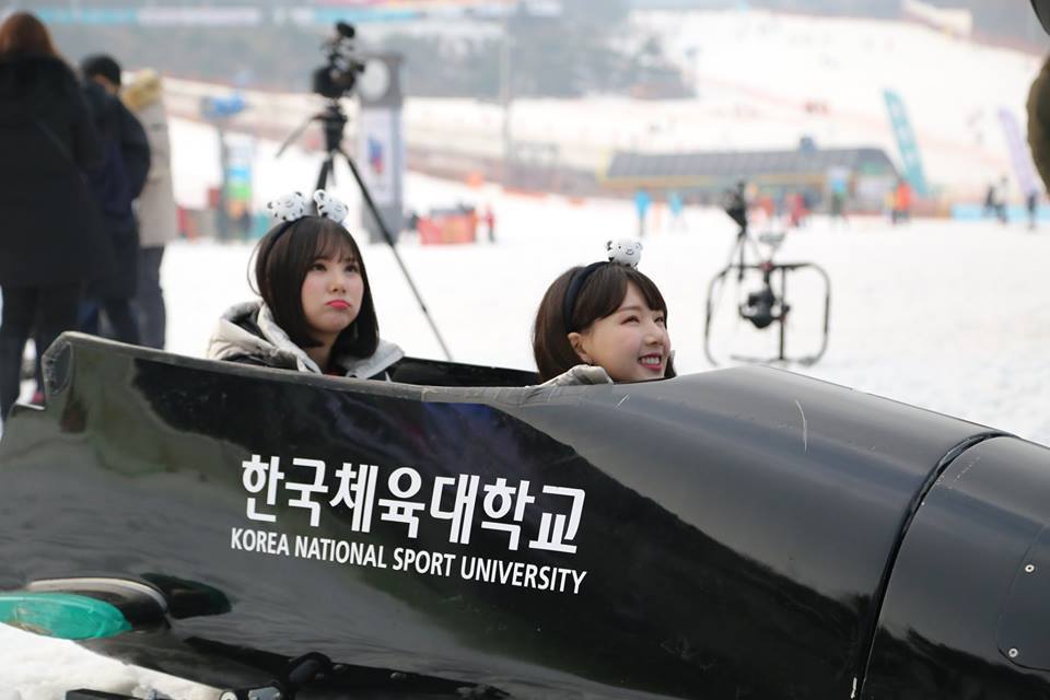 봅슬레이 체험하는 여자친구 은하와 예린.jpgif | 인스티즈
