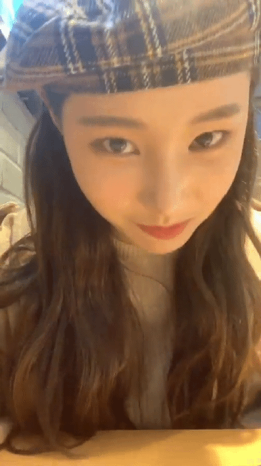 어제 3주년 기념 인스타 라이브한 모모랜드 연우(2).gif | 인스티즈