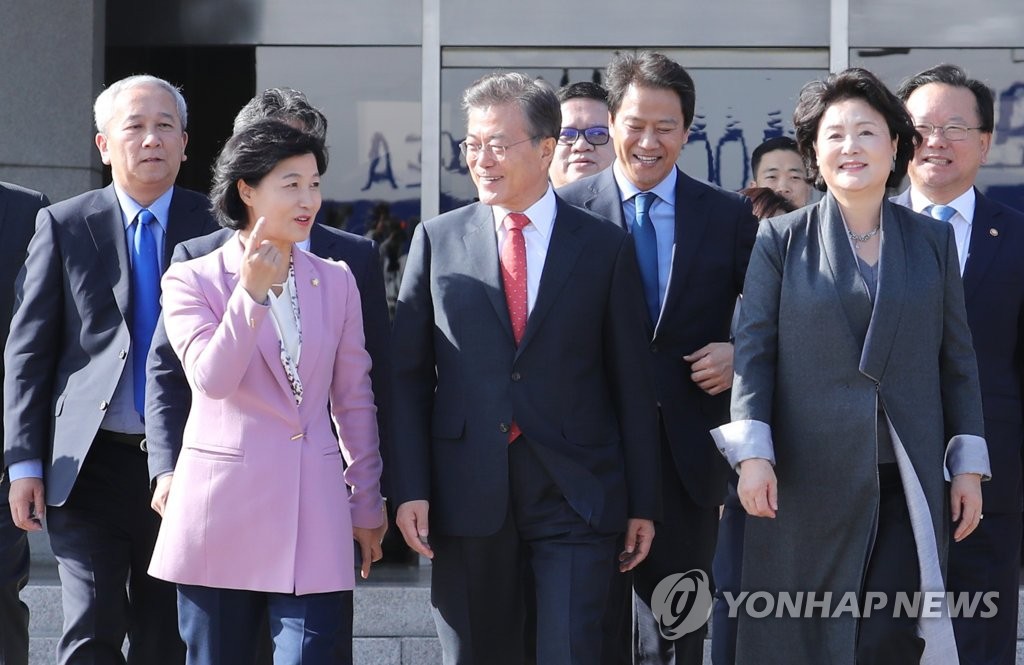 인도네시아로 출국한 문재인 대통령과 김정숙 여사 | 인스티즈