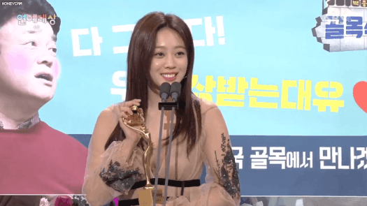전문하사 신청서를 들고온 짬타이거를 바라보는 행보관.gif | 인스티즈