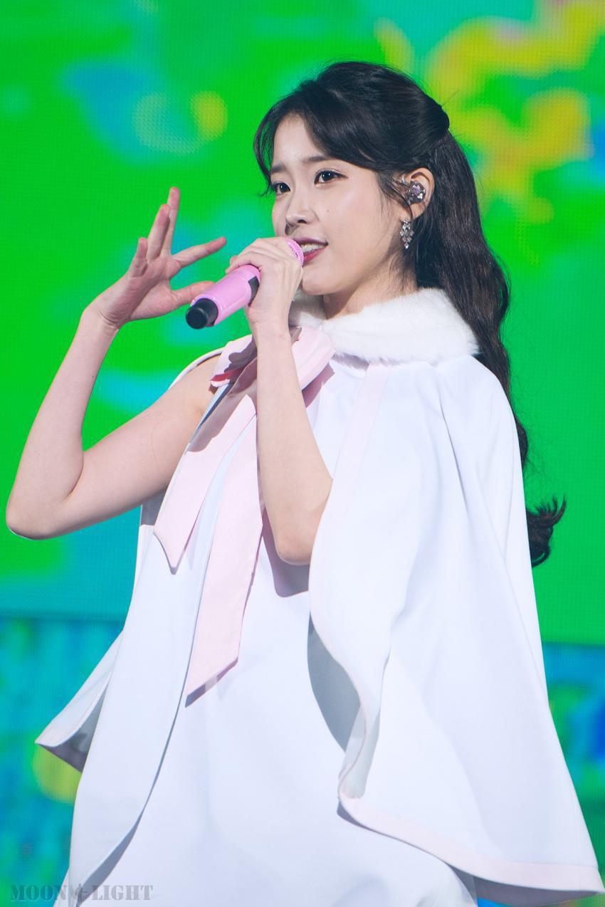 아이유 콘서트 中 가장 예뻤던 의상 | 인스티즈