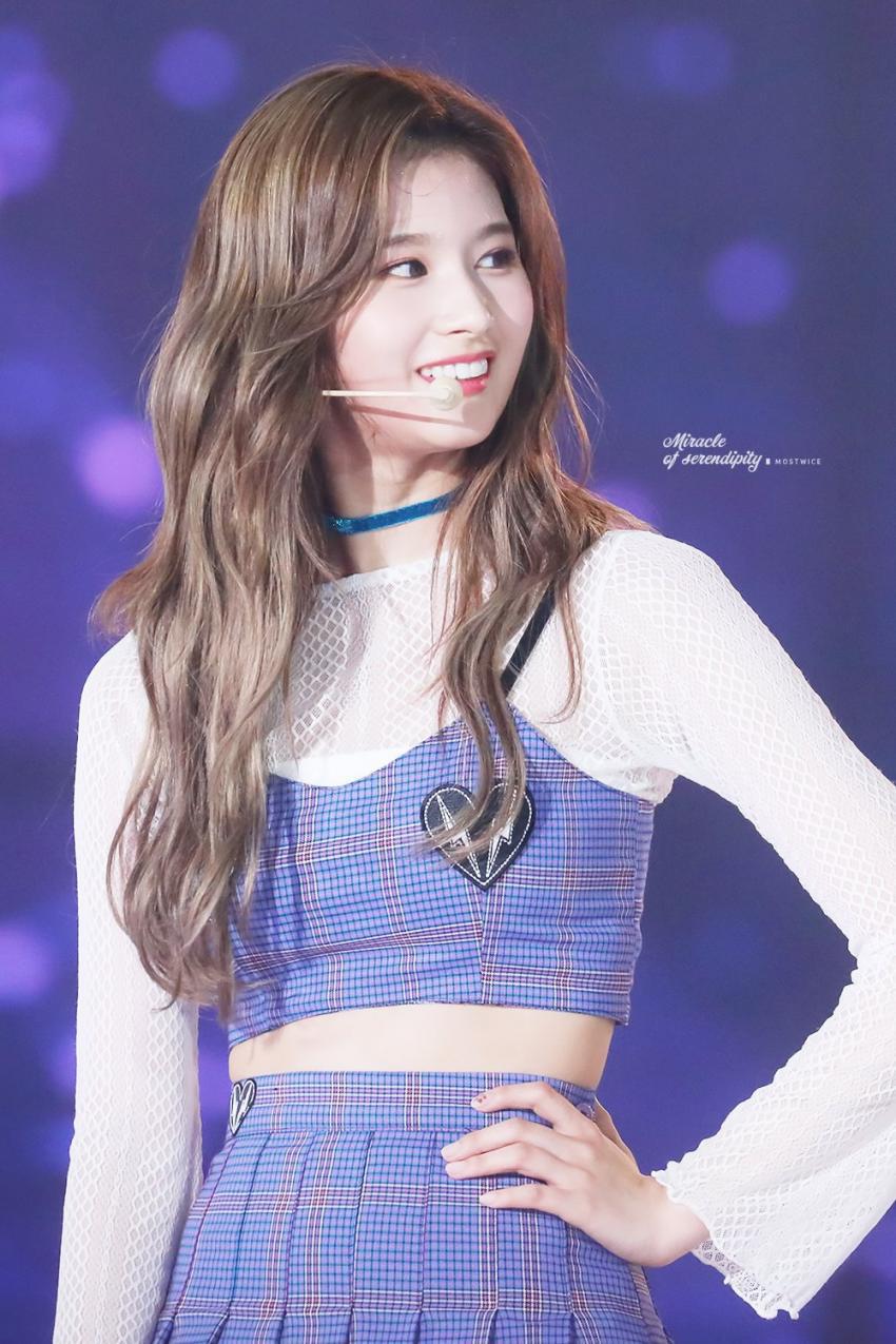 케이콘에서도 끼부리는 사나.jpgif | 인스티즈