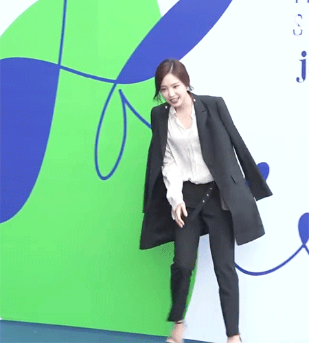 [에이핑크] 다시봐도 수트핏 정말 좋은 손나은.jpg.gif | 인스티즈