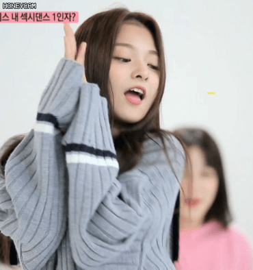애교 그 자체인 신인 여자 아이돌.gif | 인스티즈
