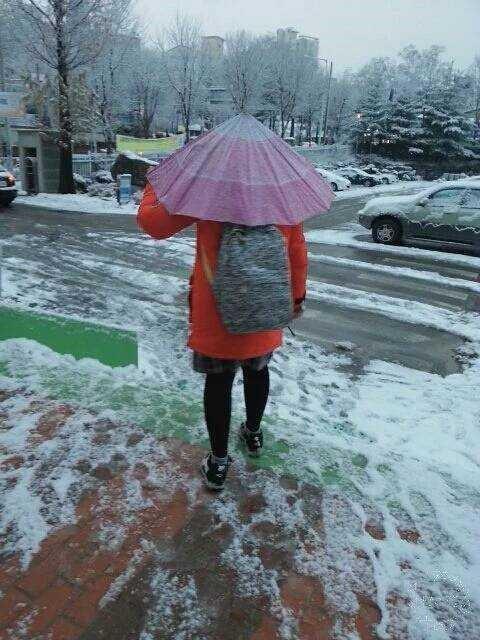 우산이 고장난 여고생 | 인스티즈