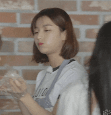요즘 잘 안 올라와서 올려보는 프로미스나인 이새롬.jpgif | 인스티즈