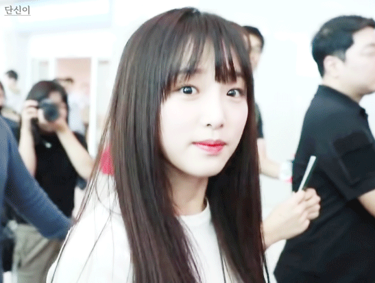 공항에서 카메라 보고 인사하는 최예나.gif (아이즈원) | 인스티즈