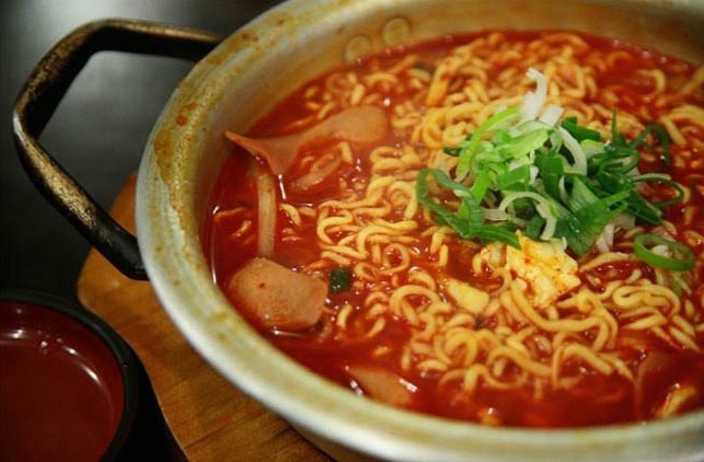라면 끓을때 라면사리을 둘로 쪼갠다 vs 아니다 하나로 통째로 끓인다 | 인스티즈