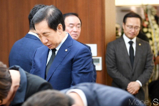 노회찬 의원 빈소에서 오열하는 김성태 홍영표 원내대표 | 인스티즈