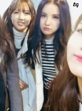 은근슬쩍 만지는 여자친구 예린.gif | 인스티즈
